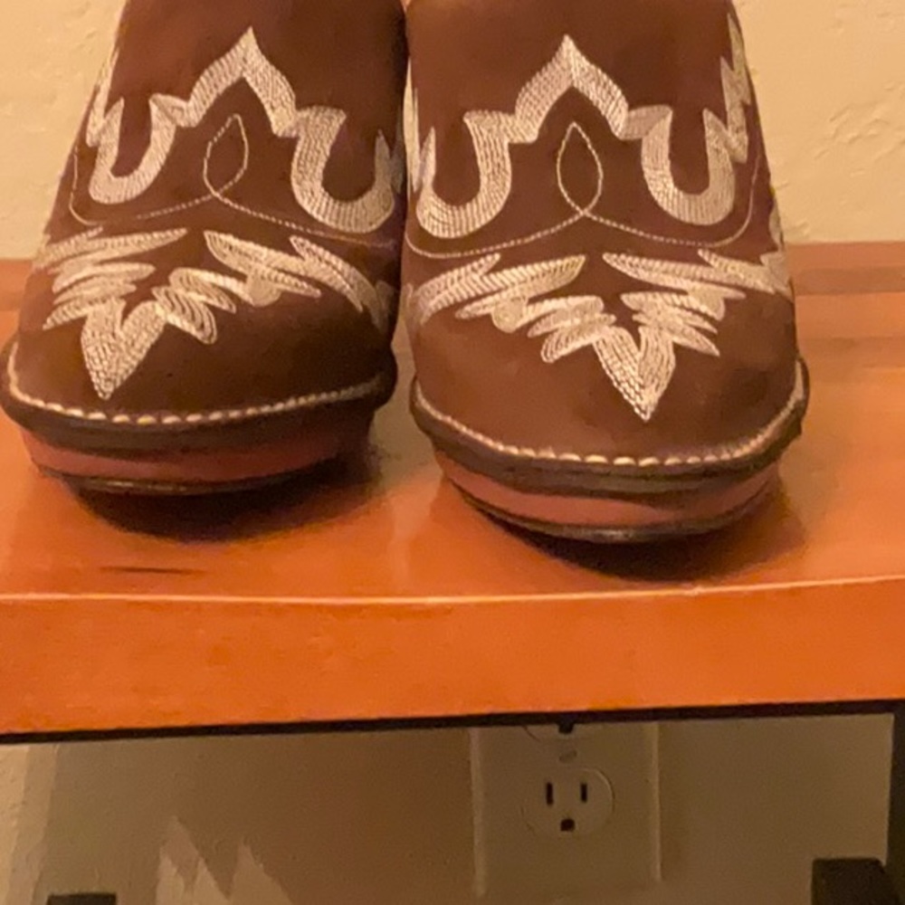 Beautiful Donald J. Pliner mules. Size 7.5 - Picture 3 of 7